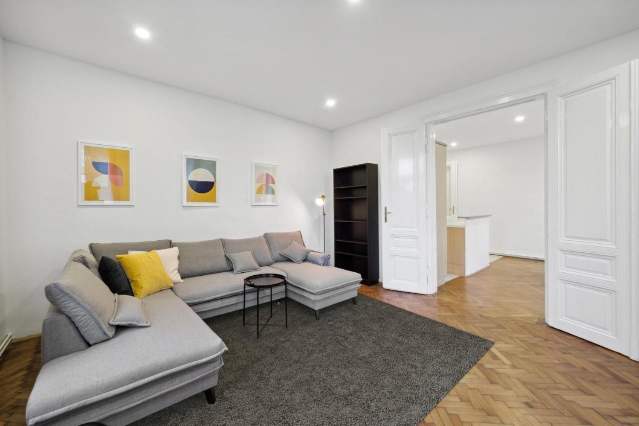 Big Spacious In Apartment *